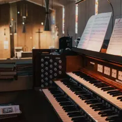 Jak nauczyć się grać na organach kościelnych? Podstawy i wskazówki