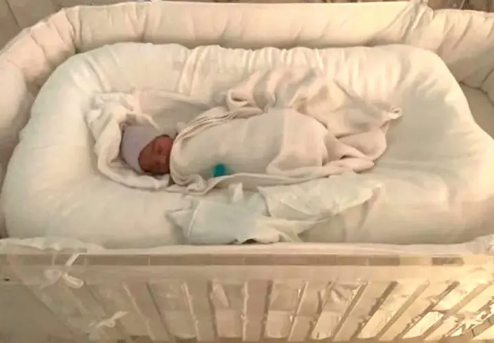 Nowe życie, maleńki Psalm West śpi spokojnie w białym kokonie.