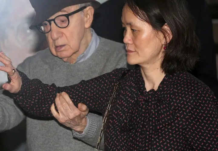 Woody Allen i jego żona, Soon-Yi Previn, w drodze na wydarzenie.
