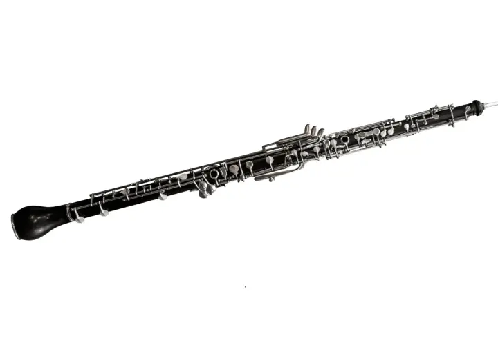 Elegancki, czarny obój z metalowymi klapami, angielski instrument muzyczny, gotowy do wydobycia pięknych melodii.
