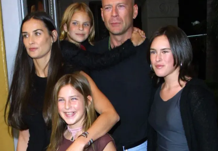 Bruce Willis z córkami i Demi Moore. Rodzinne zdjęcie, na którym widać uśmiechnięte bruce willis dzieci.