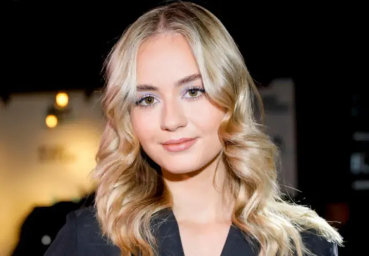 Julia Kostera, młoda influencerka, z falowanymi blond włosami i delikatnym makijażem.