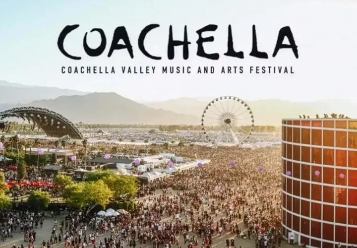 Tłum ludzi na festiwalu Coachella, z widocznym kołem widokowym i sceną. To właśnie coachella co to za wydarzenie!