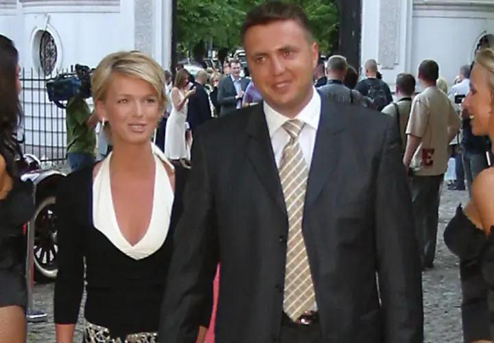 Magda Mołek i Daniel Lewczuk na czerwonym dywanie, otoczeni przez modelki.