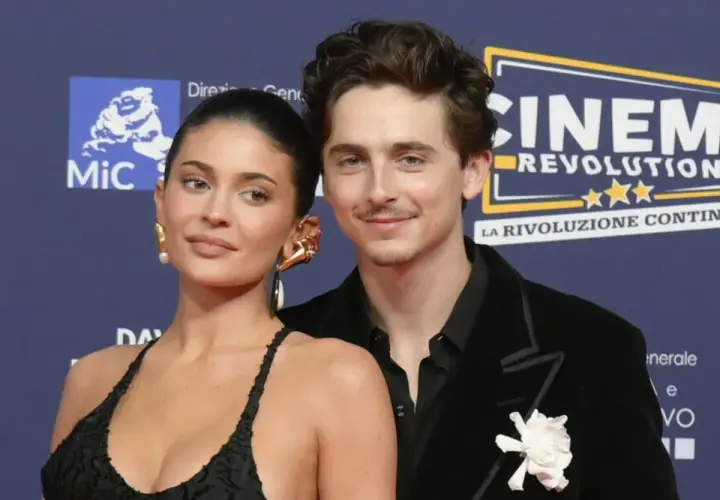 Timothée Chalamet z partnerką, Kylie Jenner, na czerwonym dywanie.