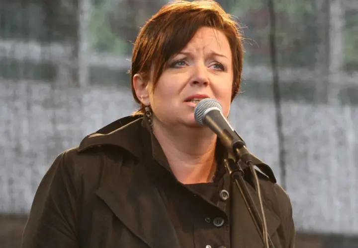 Hanna Banaszak śpiewa, jej głos niesie się z mikrofonu.