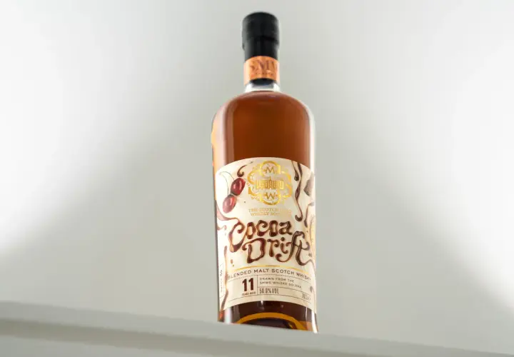 Butelka whisky "Cocoa Drift" z etykietą przedstawiającą wiśnie i czekoladę.