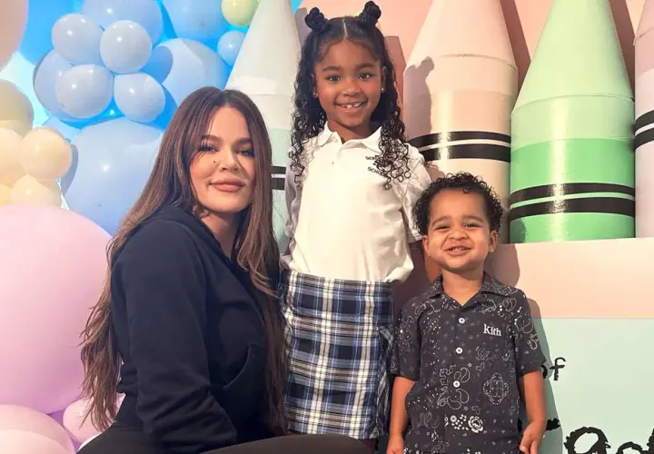 Khloe Kardashian z dziećmi, córką True i synem Tatum, pozuje na tle kolorowych balonów i gigantycznych kredek.