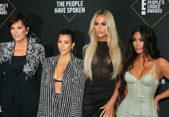 Kris Jenner z dziećmi: Kourtney, Khloé i Kim Kardashian na People's Choice Awards.