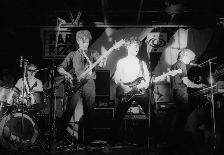 Zespół gra na scenie, tworząc muzykę. Perkusista, gitarzyści i klawiszowiec tworzą republikę piosenki alfabetycznie.