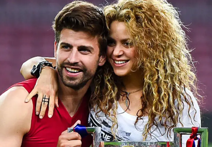 Shakira i Piqué świętują sukces. Uśmiechnięci, blisko siebie, z pucharem w rękach.