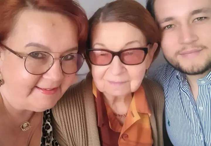 Trzy osoby: starsza pani, jej córka i wnuk. Izabela Zeiske, jej wiek nie jest widoczny, ale widać uśmiech.