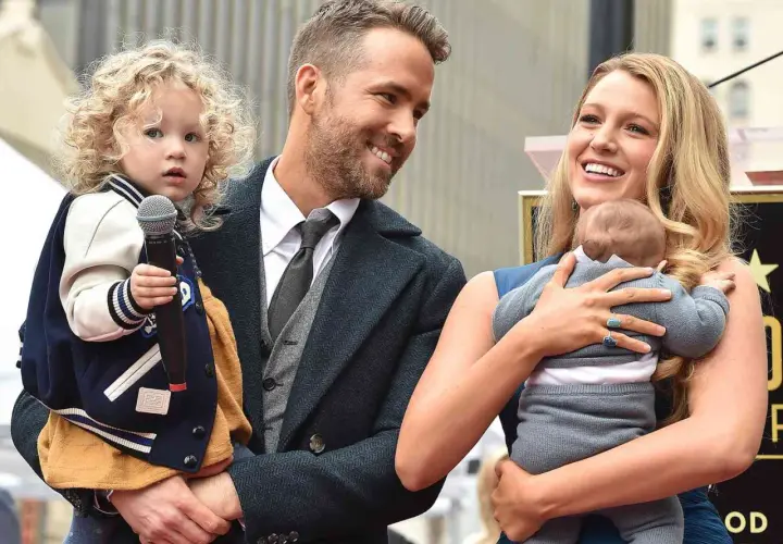 Ryan Reynolds i Blake Lively z dziećmi. Ich pociechy, jedno z mikrofonem, drugie w ramionach mamy, wyglądają na szczęśliwe.