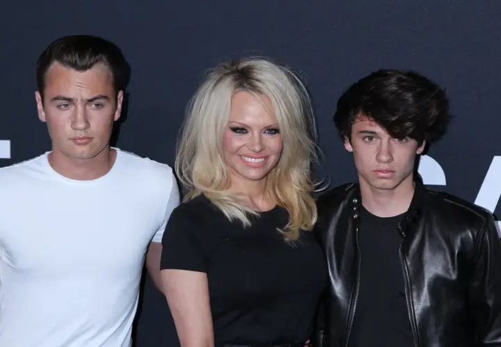 Pamela Anderson z synami Brandonem i Dylanem na premierze.