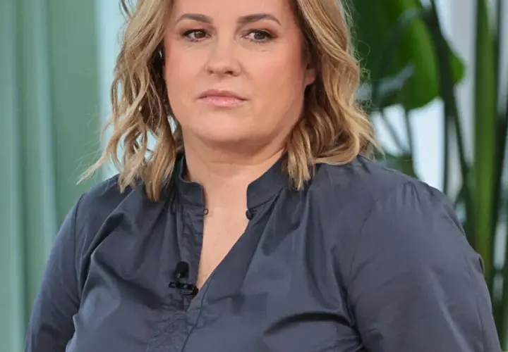 Joanna Kołaczkowska w ciemnej bluzce, z fryzurą w stylu bob. Mąż Joanny Kołaczkowskiej, jeśli to on, pewnie by się nią zachwycił.