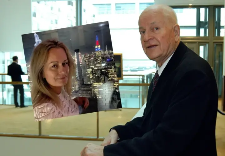 Agnieszka Zduńczyk Machulski na tle nocnego Manhattanu, obok starszy mężczyzna w garniturze.