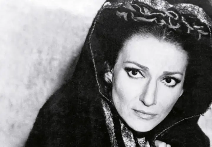 Maria Callas w dramatycznym ujęciu, z charakterystycznym makijażem. Obraz z jej biografii.