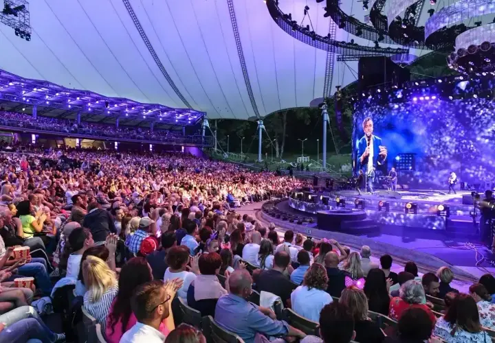Koncert pod gołym niebem, tłum widzów w amfiteatrze, na scenie artysta na wielkim ekranie. To jest top of the top!