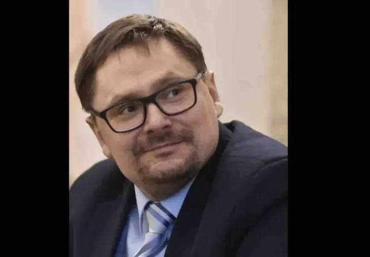 Tomasz Terlikowski w okularach, w garniturze i krawacie, z lekkim uśmiechem. Czyżby to początek romansu?
