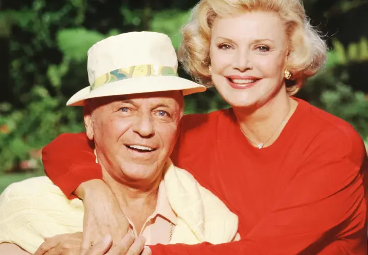 Frank Sinatra z żoną Barbarą, uśmiechnięci, w słoneczny dzień.