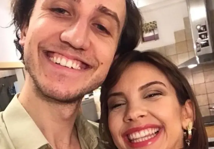 Uśmiechnięta Ilona Janyst z mężem, radośnie pozują do selfie w kuchni.