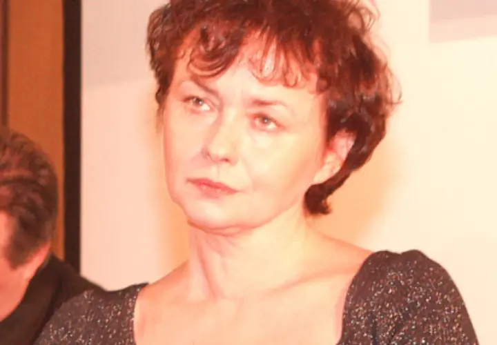 Joanna Szczepkowska, znana aktorka, w eleganckiej kreacji. Może rozmawia z mężem?