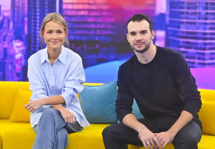 Olga Frycz i jej partner siedzą na kanapie.
