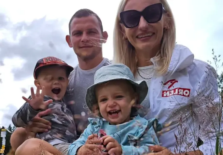 Celestyna Grzybiła z mężem i dziećmi cieszą się wspólnym, radosnym momentem na łonie natury.