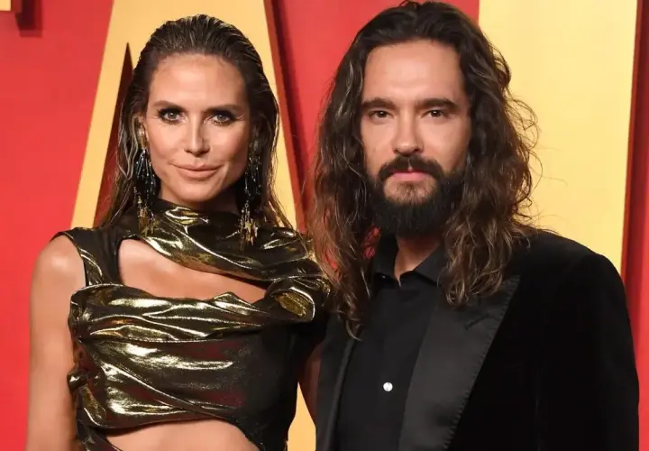 Heidi Klum i Tom Kaulitz na czerwonym dywanie, ona w złotej kreacji, on w czarnym garniturze.
