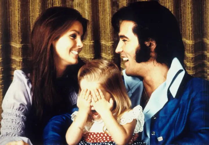 Rodzina Presleyów: Elvis, Priscilla i mała Lisa Marie Presley bawią się w chowanego.