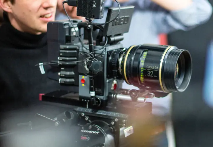Produkcja filmów reklamowych: proces, etapy i znaczenie