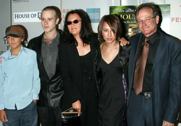 Robin Williams z żoną Marushą i dziećmi na premierze filmu "House of D".