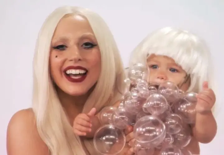 Lady Gaga z dzieckiem w perukach i bańkach.