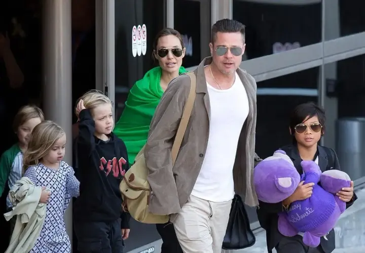Brad Pitt z dziećmi, w tym z córką Vivienne, wychodzi z lotniska.