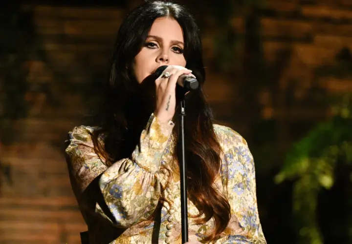 Lana Del Rey śpiewa, a jej głos unosi się w powietrzu, przypominając najpopularniejsze piosenki.