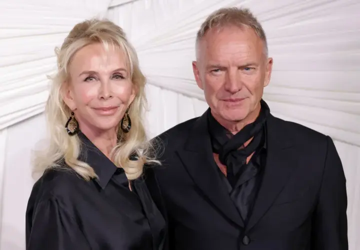 Sting i jego żona Trudie Styler w czarnych strojach. Sting zona, elegancka para na tle białej tkaniny.