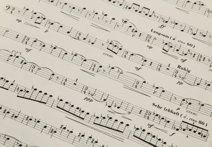 Partytura muzyczna z oznaczeniami tempa, np. "Langsam (etwa 60)" i "Sehr lebhaft (etwa 80)", sugerującymi tempo umiarkowane w muzyce.
