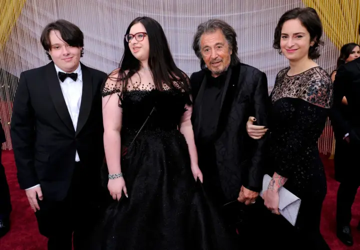 Al Pacino z dziećmi na czerwonym dywanie.
