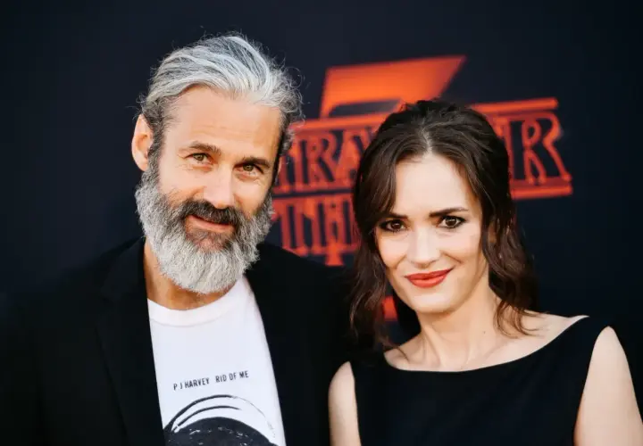 Winona Ryder z mężem, Davidem Harbour, na premierze Stranger Things.