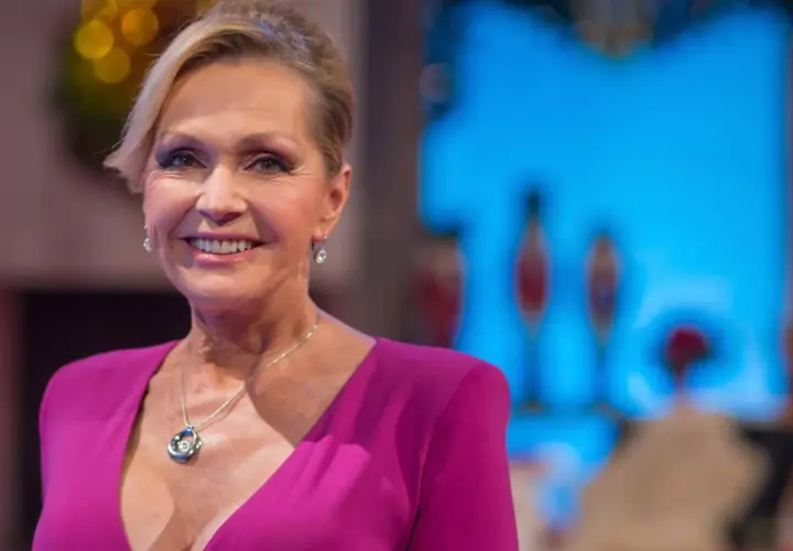 Uśmiechnięta Helena Vondráčková w fuksjowej sukni z naszyjnikiem.