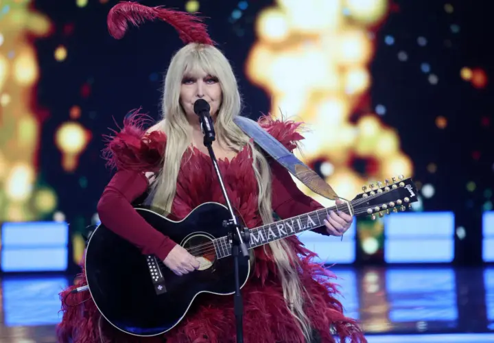 Maryla Rodowicz w pióropuszach i z gitarą, gotowa by zaśpiewać wszystkie przeboje.