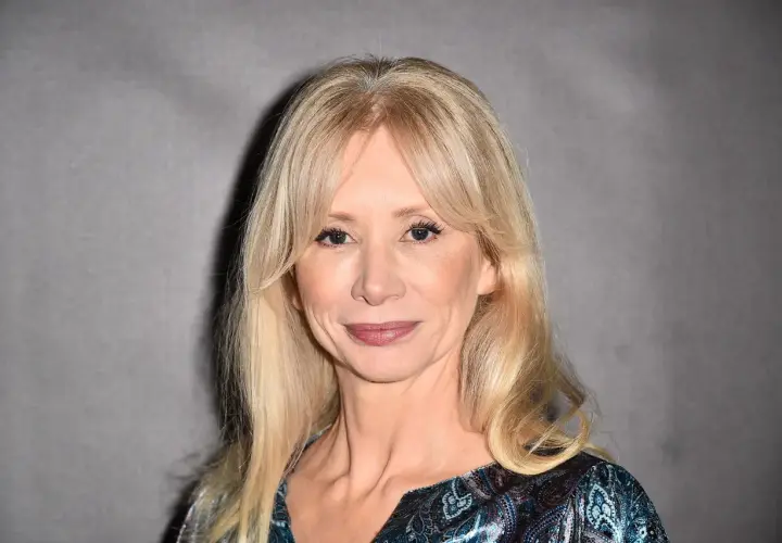 Portret Ewy Gawryluk, aktorki, której wiek dodaje jej uroku. Jej blond włosy i delikatny makijaż podkreślają urodę.