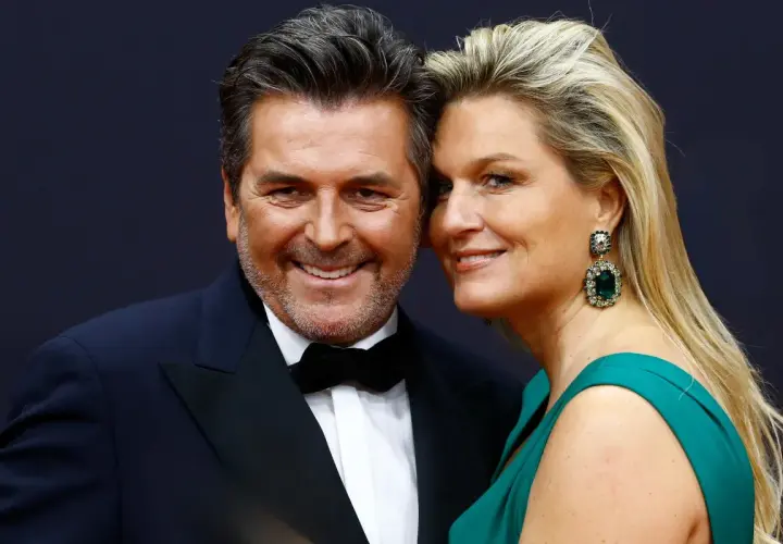 Thomas Anders z żoną z Polski, piękną blondynką w szmaragdowej sukni i efektownych kolczykach, uśmiechają się do obiektywu.
