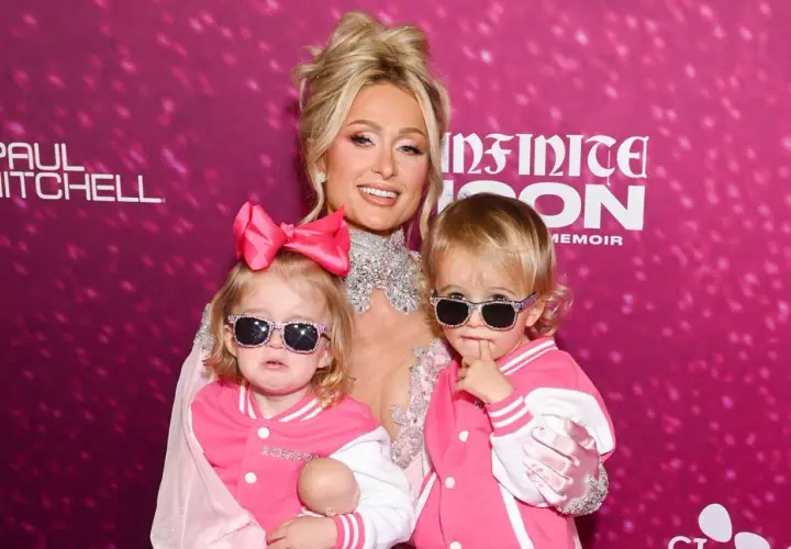 Paris Hilton z dwójką uroczych dzieci, obie w różowych kurtkach i okularach przeciwsłonecznych.