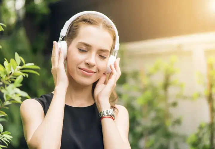 Jak muzyka w tle wpływa na nastrój, koncentrację i codzienne nawyki