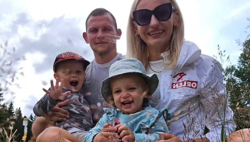 Celestyna Grzybiła z mężem i dziećmi cieszą się wspólnym, radosnym momentem na łonie natury.