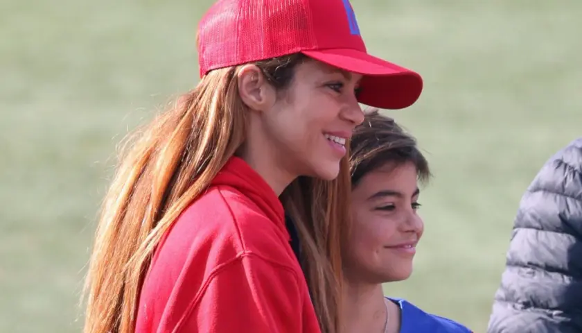 Shakira w czerwonej czapce i bluzie, obok niej uśmiechnięty syn. Widać, że wspiera swoje dzieci.