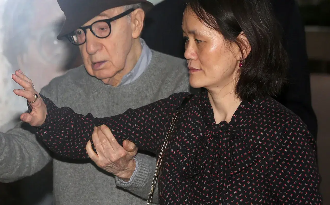 Woody Allen i jego żona, Soon-Yi Previn, w drodze na wydarzenie.