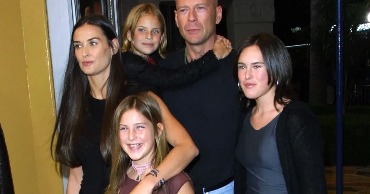 Bruce Willis z córkami i Demi Moore. Rodzinne zdjęcie, na którym widać uśmiechnięte bruce willis dzieci.