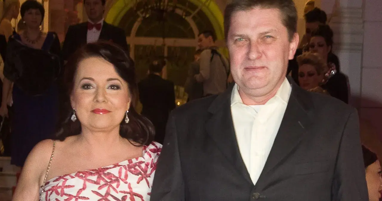 Danuta Holecka z pierwszym mężem na gali. Kobieta w białej sukni z czerwonym wzorem, mężczyzna w garniturze.